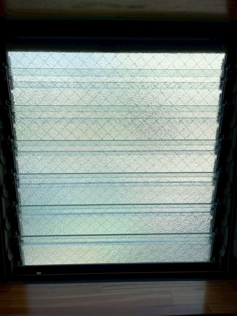 【藤沢市稲荷】トイレの窓のくもりガラス（型板ガラス）修理（割れ替え）