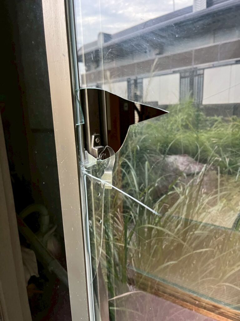 【藤沢市亀井野】寝室ベランダ窓の透明ガラス修理（割れ替え）