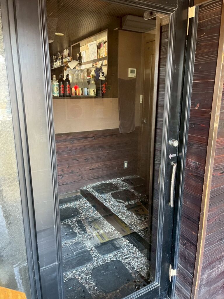 【藤沢市大鋸】玄関横採光窓のワイヤーガラス（網入りガラス）修理（熱割れ）