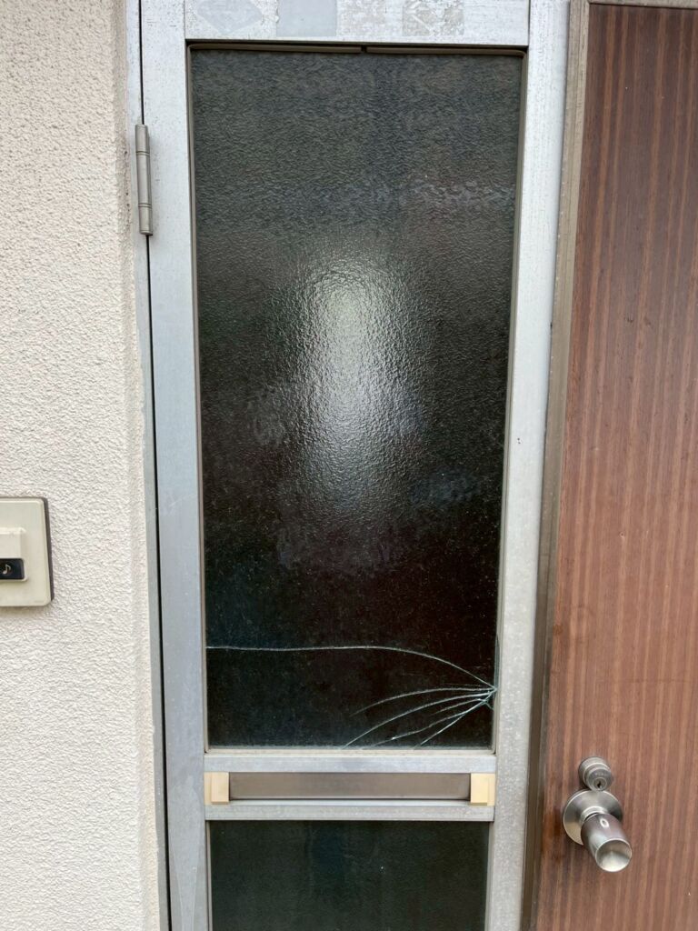 【藤沢市石川】勝手口ドアの型板ガラス（くもりガラス）修理（割れ替え）