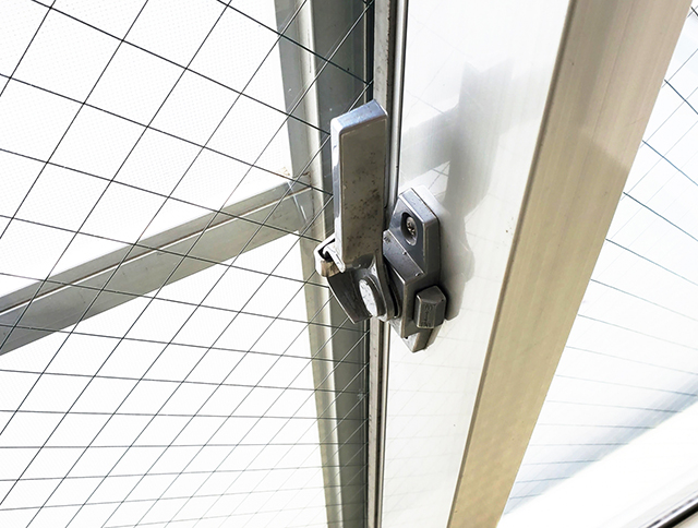 網入りガラスの窓の修理交換