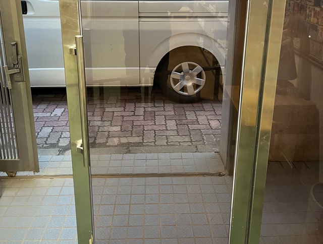 強化ガラスの窓の修理交換