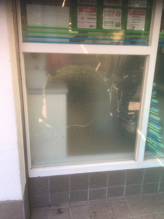 【藤沢市藤沢】店舗入口ドアの透明ガラス修理（交換）