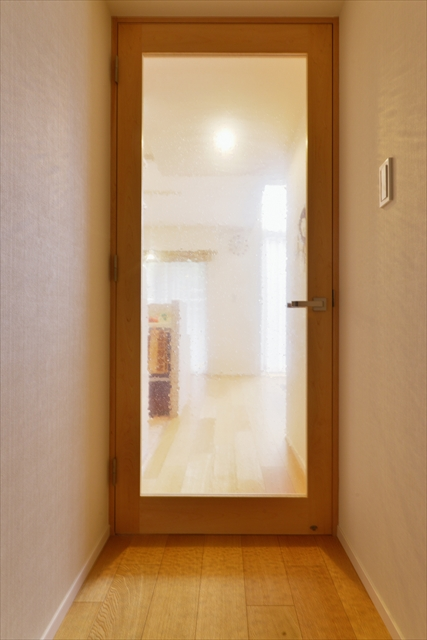 【藤沢市藤が岡】室内ドアの透明ガラス交換（割れ替え修理）